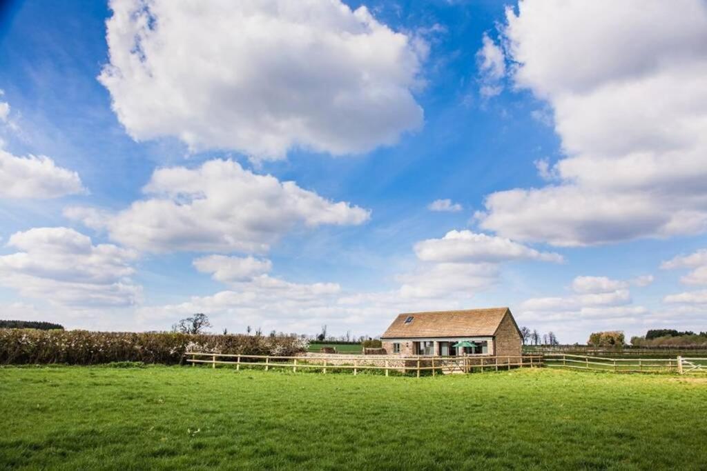 Secluded Romantic Cotswolds Barn - Sleeps 2 To 4 - Near Cirencester - Dog Friendly Villa Kemble Exterior photo