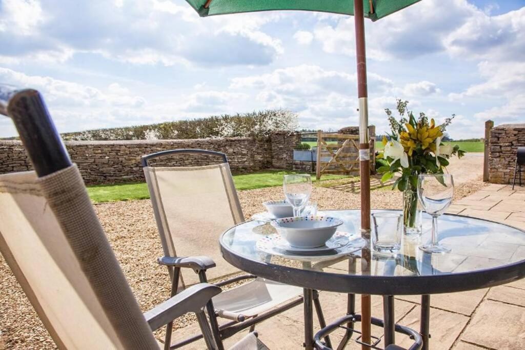 Secluded Romantic Cotswolds Barn - Sleeps 2 To 4 - Near Cirencester - Dog Friendly Villa Kemble Exterior photo