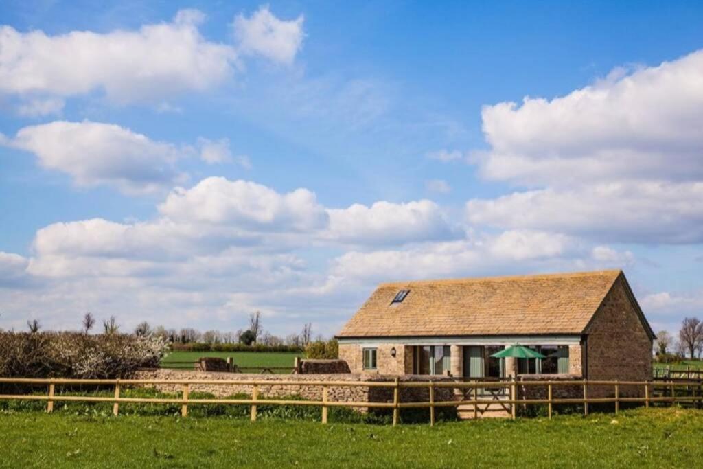 Secluded Romantic Cotswolds Barn - Sleeps 2 To 4 - Near Cirencester - Dog Friendly Villa Kemble Exterior photo