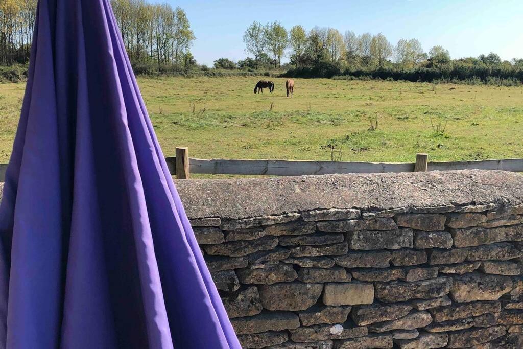 Secluded Romantic Cotswolds Barn - Sleeps 2 To 4 - Near Cirencester - Dog Friendly Villa Kemble Exterior photo