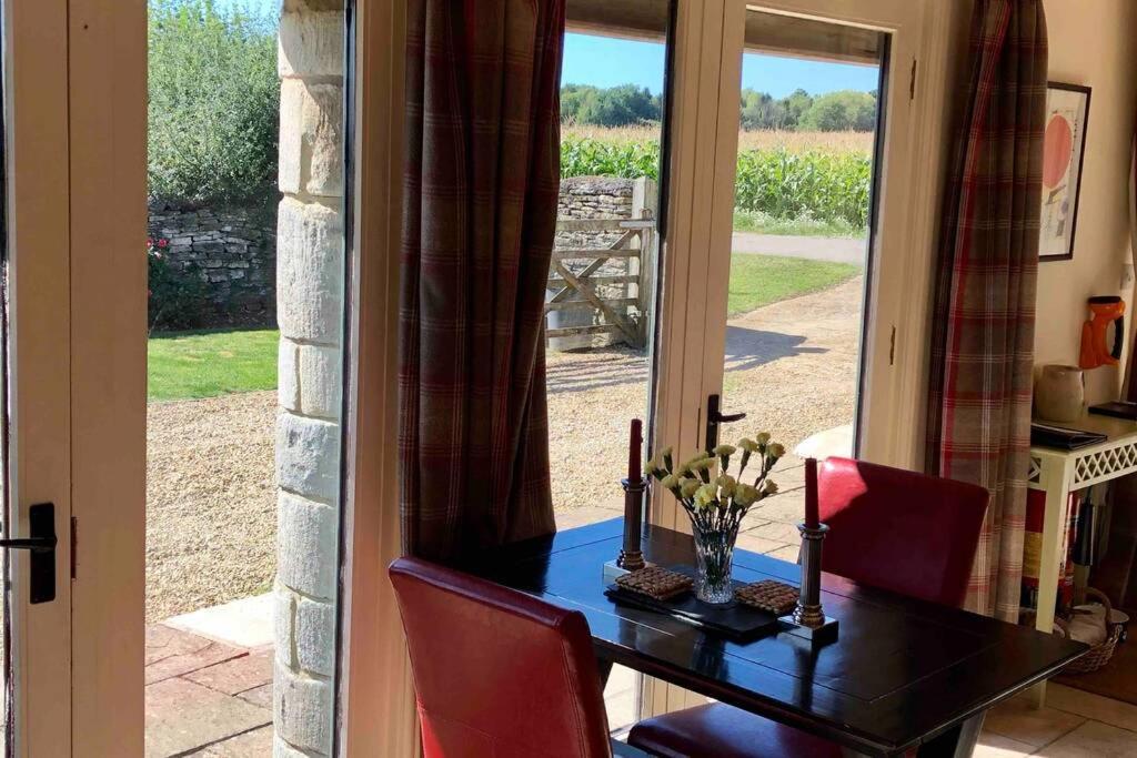 Secluded Romantic Cotswolds Barn - Sleeps 2 To 4 - Near Cirencester - Dog Friendly Villa Kemble Exterior photo