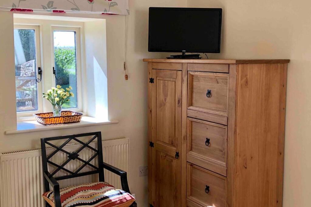 Secluded Romantic Cotswolds Barn - Sleeps 2 To 4 - Near Cirencester - Dog Friendly Villa Kemble Exterior photo