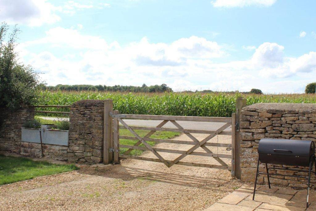 Secluded Romantic Cotswolds Barn - Sleeps 2 To 4 - Near Cirencester - Dog Friendly Villa Kemble Exterior photo