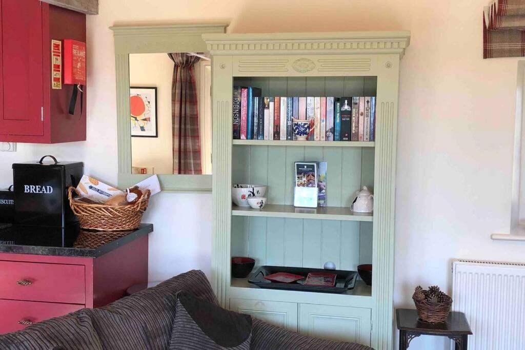 Secluded Romantic Cotswolds Barn - Sleeps 2 To 4 - Near Cirencester - Dog Friendly Villa Kemble Exterior photo