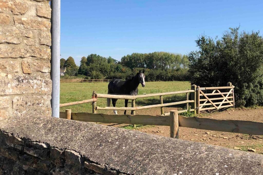 Secluded Romantic Cotswolds Barn - Sleeps 2 To 4 - Near Cirencester - Dog Friendly Villa Kemble Exterior photo