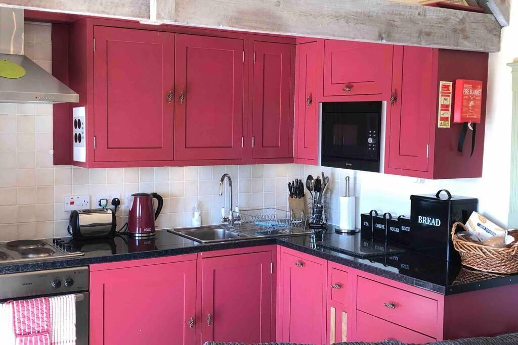 Secluded Romantic Cotswolds Barn - Sleeps 2 To 4 - Near Cirencester - Dog Friendly Villa Kemble Exterior photo